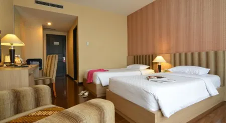 Istana Hotel Отели в г. Тулунгиган