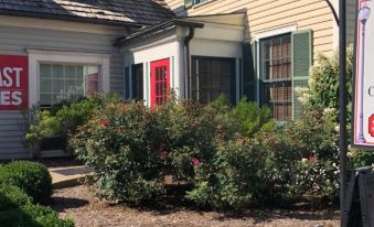 Howard's Creek Inn