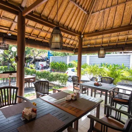 Puri Sading Hotel Отели рядом с достопримечательностью «Пляж Сегара»