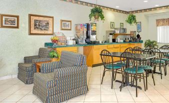 Super 8 by Wyndham Pontoon Beach IL/St. Louis MO Area