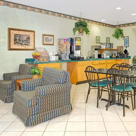 Super 8 by Wyndham Pontoon Beach IL/St. Louis MO Area