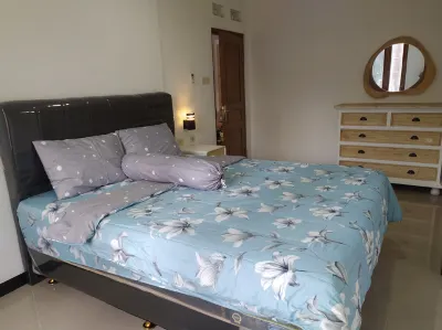 Homestay Omah Putih Hotel dekat Toko Emas Gajah Putih Bantul