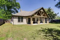 Chic Texas Abode w/ Patio & Fenced-in Yard!