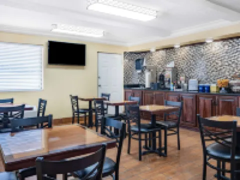 Days Inn by Wyndham Macon I-475 Hotels in Macon