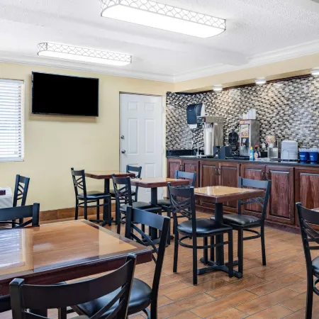 Days Inn by Wyndham Macon I-475