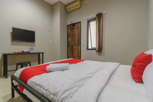 RedDoorz Near Puri Indah Mall Các khách sạn ở Karang Tengah