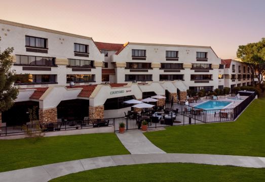 6. 코트야드 바이 ..