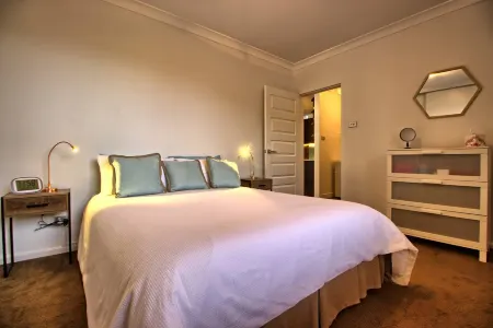 Modern North Adelaide 2 Bedroom w/Wifi + Parking Отели рядом с достопримечательностью «Light's Vision»