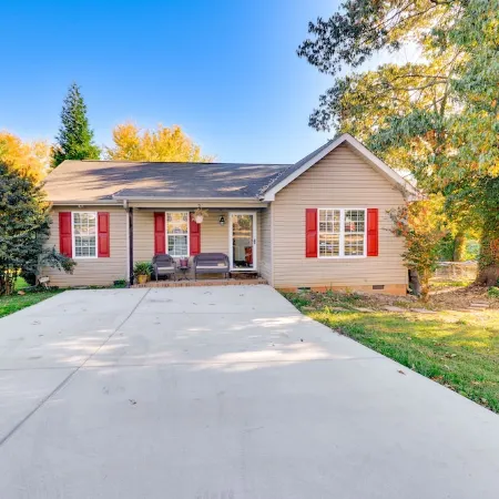 Central High Point Home < 1 Mi to Downtown!