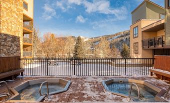 Cloud 9 by AvantStay Located at the Base of Vail Ski Resort w Community Pool Hot Tub