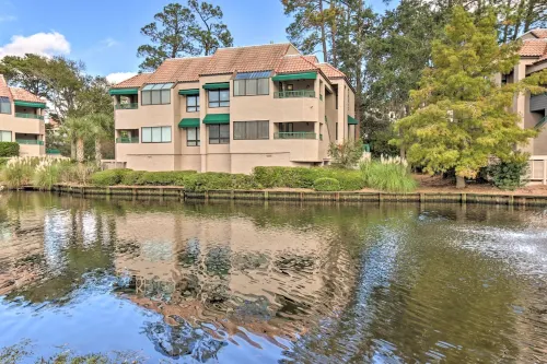 2 Mi to Beach Dog-Friendly Hilton Head Condo!