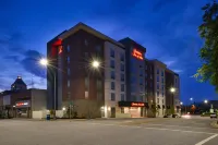 Hampton Inn & Suites Greensboro Downtown - parking