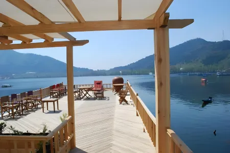 Sukoon Houseboat Dal Lake Отели рядом с достопримечательностью «Индира Ганди Мемориал Тьюлип Гарден»