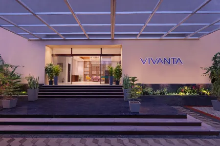 Vivanta Chitwan Bharatpur Отели рядом с достопримечательностью «Chitwan Jungle Safari»