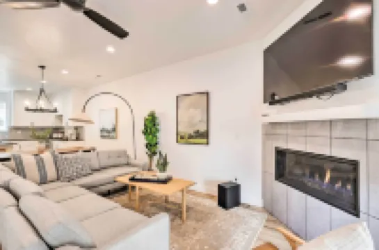 ทาวน์โฮม Modern-chic ใน Provo อยู่ห่างจากวิทยาเขต BYU ประมาณ 1 ไมล์