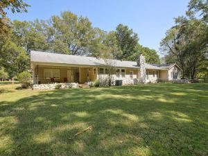 Natures Care: Home w/ Pond, 16 Mi to Memphis!