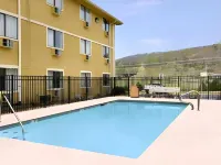 Super 8 by Wyndham Chattanooga Lookout Mountain TN - piscina