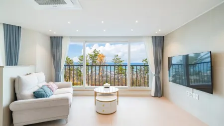 Gyeongju Godean Pool Villa Pension Отели рядом с достопримечательностью «Submerged Tomb of King Munmu»