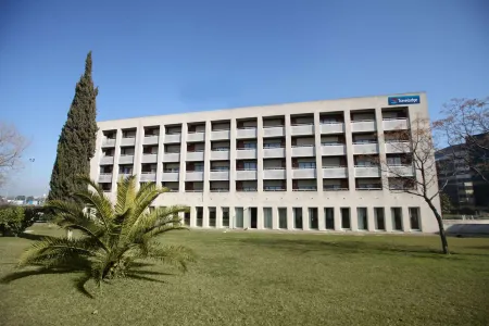 Travelodge Barcelona del Valles Отели рядом с достопримечательностью «Parc Dolores Ibárruri»