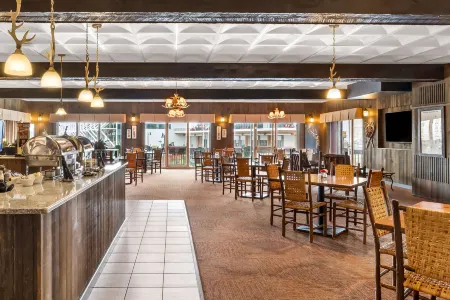 Best Western Adirondack Inn Отели рядом с достопримечательностью «Гора Уайтфас»