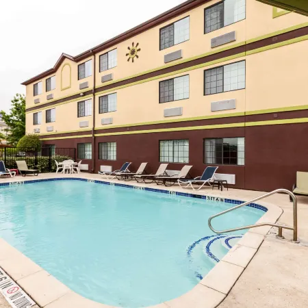 Quality Inn Near Seaworld - Lackland Отели рядом с достопримечательностью «Аквапарк Акватика в Сан-Антонио»