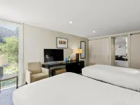 Scenic Suites Queenstown Hotel berhampiran Patung Moa