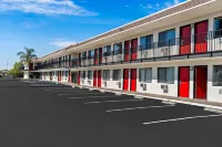 Econo Lodge Stockton Near I-5 Fairgrounds - parking