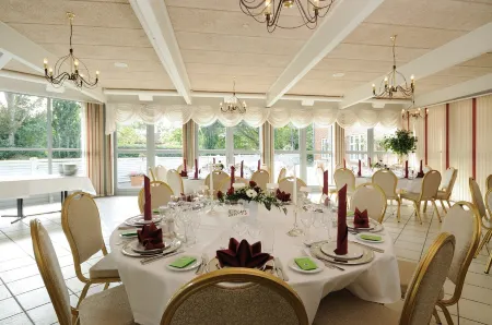 Dronninglund Hotel Отели в г. Хялеруп