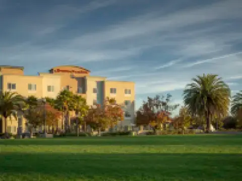 薩斯城河岸歡朋套房酒店 索拉諾縣酒店