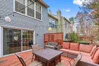 Luxurious home with golf course view, deck, grill, Peloton! King size bed. 설리 호텔