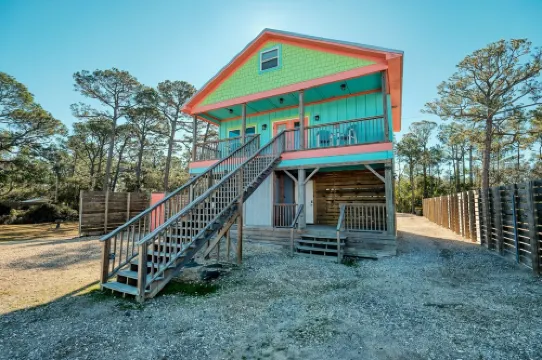 Bayfront Vacation! Enjoy amazing sunsets, wildlife viewing, and fishing.