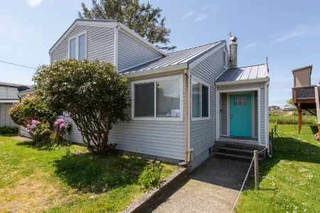 Riverfront, Hot Tub, SUP & Kayak, short walk to beach, fire pit, full office