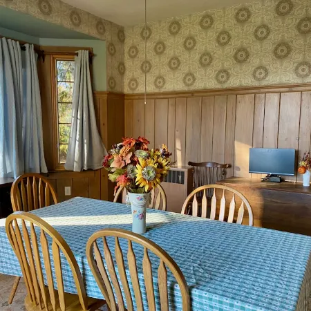 Charming Vintage Cottage in Skytop - Perfect for Intimate or Large Gatherings!