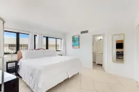 Overlooking The Marina and Ocean Includes Use of Golf Cart Pet-Friendly