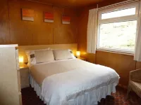 Dog-friendly lochside chalet with balcony, stunning mountain views! Hotels in 