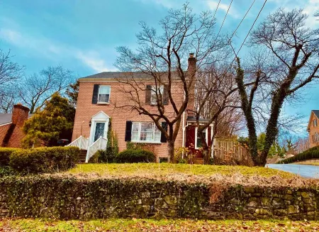 Cozy English Basement Apt quiet but close to downtown