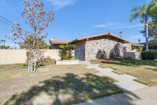 BOHEMIAN AND MODERN SERENE HOME WITH POOL