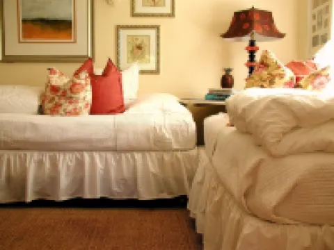 Charming Romantic Yacht Harbor Beach Cottage