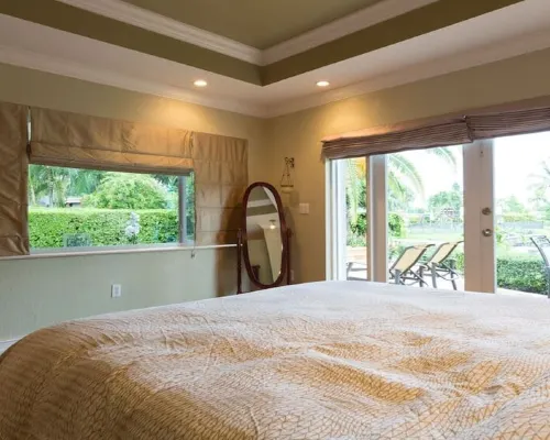 Waterfront Property with a resort style backyard and Heated Pool in Miami Hotele w: Kendall