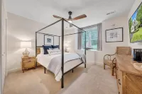 Lakefront LUXURY- Lg covered dock, HOT TUB, fire pit, kayaks + 2 game rms