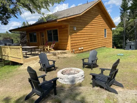 #1 Cabin~Walk to Wisp! Lake Access & Dock! Hot Tub~Game Room~Fire Pit & Dogs OK! Отели рядом с достопримечательностью «Deep Creek Marina»