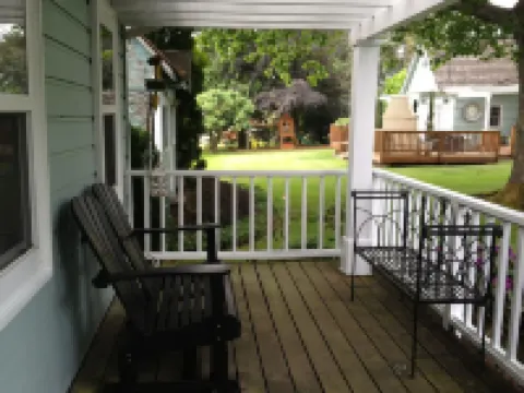 Nantucket Style Guest Cottage perfectly located near Juanita Beach in Kirkland! Hotels in Kirkland