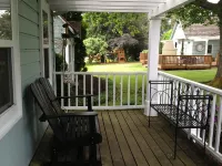 Nantucket Style Guest Cottage perfectly located near Juanita Beach in Kirkland! Hotel a Kirkland