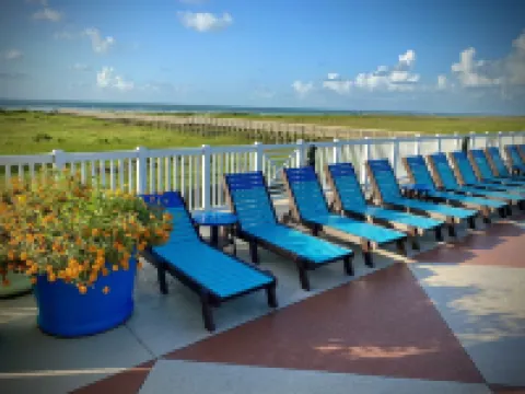 Top Floor Condo with Gulf and Bay Views, Gorgeous Sunsets, Walk to Beach!