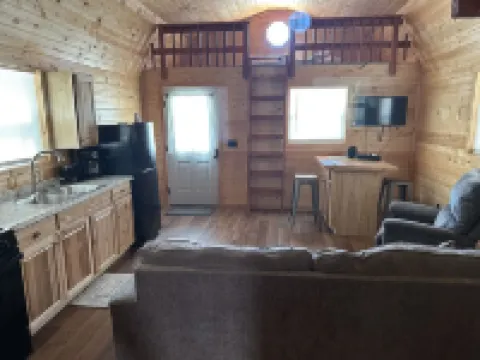Green cabin close to University of Central Missouri and Whiteman AF Base