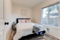 Willamette Valley Getaway w/ Backyard Firepit Champoeg State Heritage Park附近的飯店