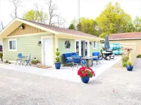 Quaint 2 bedroom cottage at Bass Lake-paddle boards, kayaks, private ramp, bikes