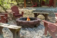 Buck-Eye Hollow 2 bedroom, 2 bath, fire pit, hot tub!