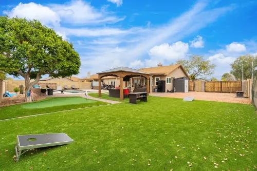 Prime Location HotTub/ Pool/ Outdoor Kitchen Spring training Clean and Safe.