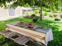 large charming house & garden, secured pool, 5 bedrooms, Niort countryside (79) Hotel a Deux-Sevres